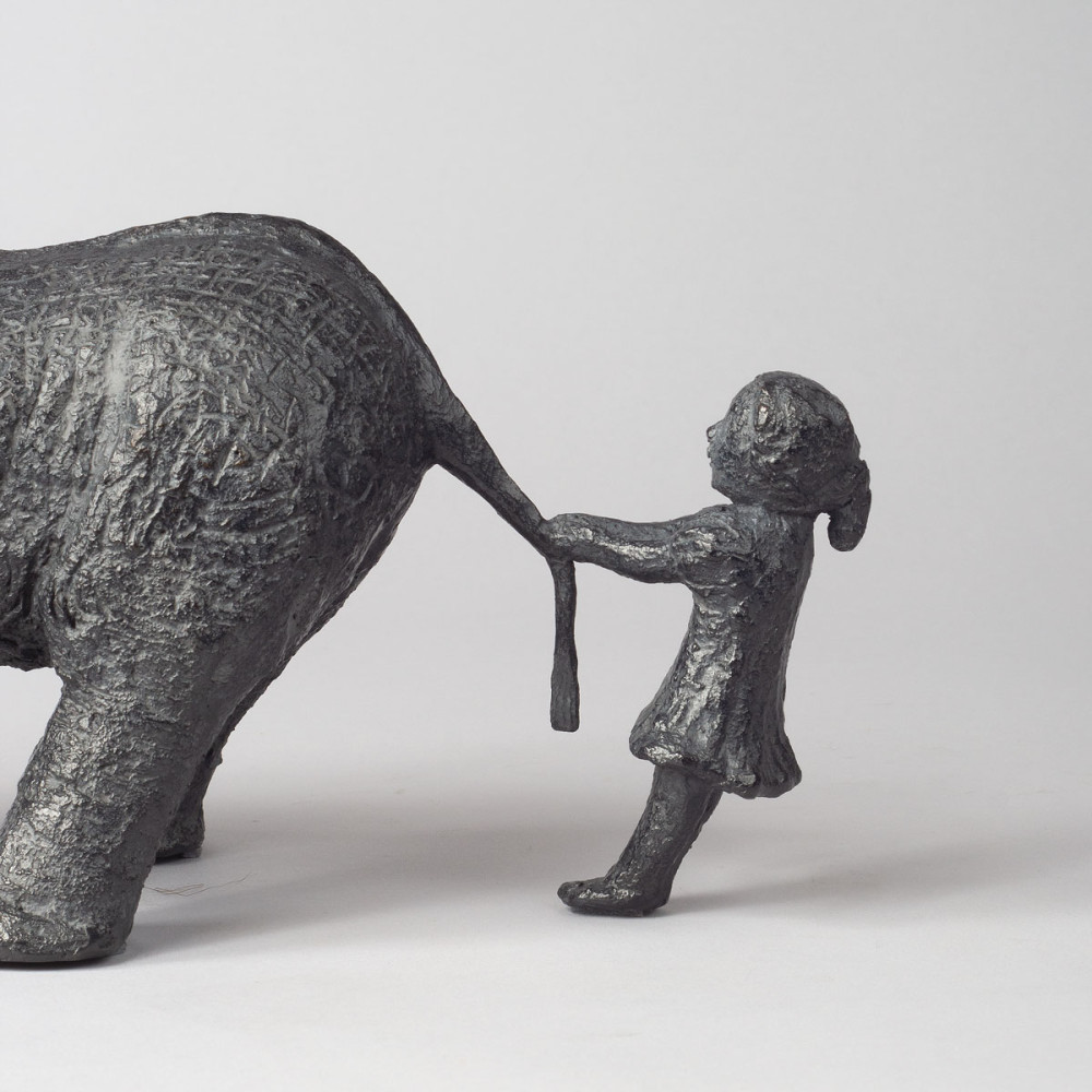 Détail fille de la Sculpture bronze éléphant UN ÉLÉPHANTEAU BIEN À NOUS, statue animalière éléphant de Sophie Verger