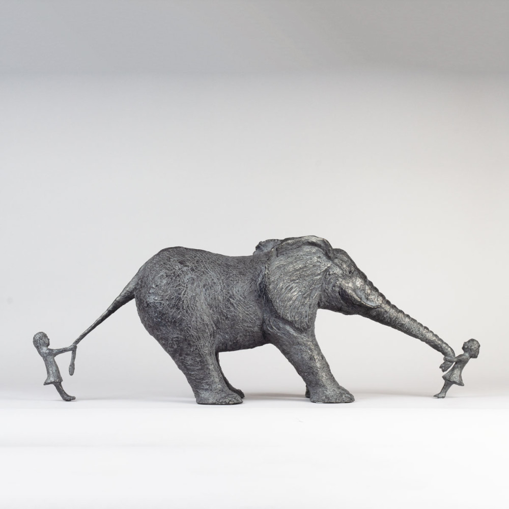 Sculpture bronze ÉLÉPHANT ET DEUX FILLES, statue animalière éléphant de Sophie Verger