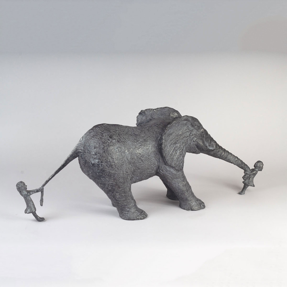 Profil haut de la Sculpture bronze ÉLÉPHANT ET DEUX FILLES, statue animalière éléphant de Sophie Verger