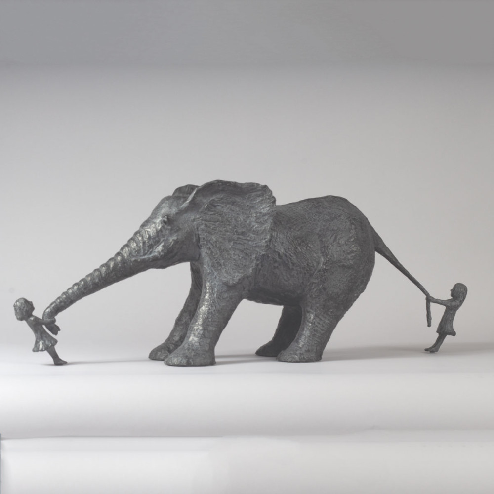 Sculpture bronze ÉLÉPHANT ET DEUX FILLES, statue animalière éléphant de Sophie Verger en profil 360