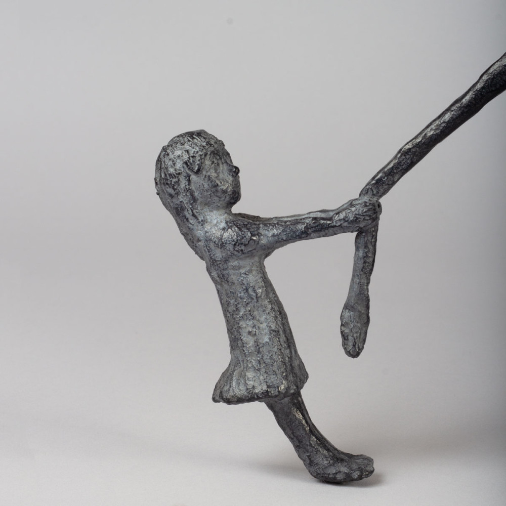 Détail enfant 1 (petite fille) de la Sculpture bronze ÉLÉPHANT ET DEUX FILLES, statue animalière éléphant de Sophie Verger