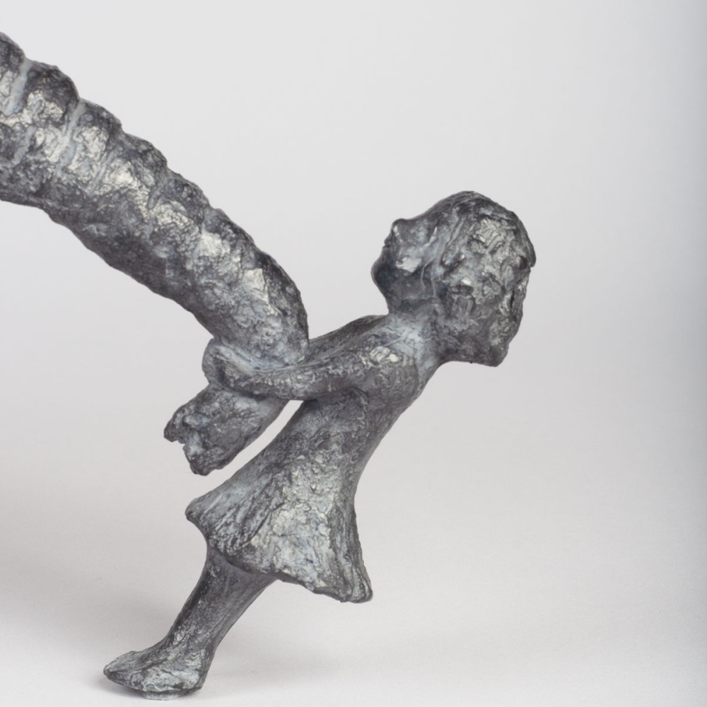 Détail enfant 2 (petite fille) de la Sculpture bronze ÉLÉPHANT ET DEUX FILLES, statue animalière éléphant de Sophie Verger