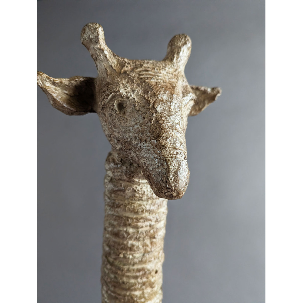 Détail de la tête de la Girafe aux bijoux, sculpture animalière bronze girafe de Sophie Verger