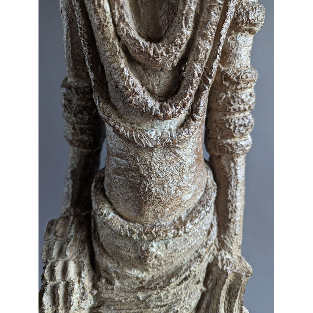 Détail des bijoux de la Girafe aux bijoux, sculpture animalière bronze girafe de Sophie Verger