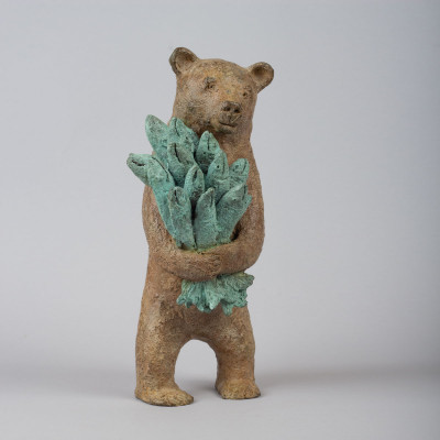 Sculpture bronze Ours au Bouquet de Poissons, statue animalière de Sophie Verger