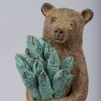 Sculpture bronze Ours au Bouquet de Poissons, statue animalière de Sophie Verger 2