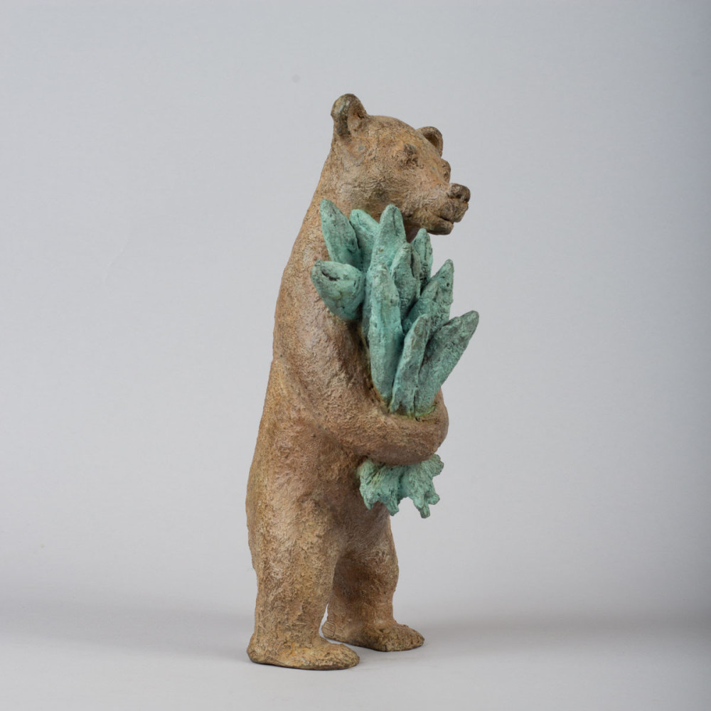 Profil droit de la sculpture bronze Ours au Bouquet de Poissons, statue animalière de Sophie Verger