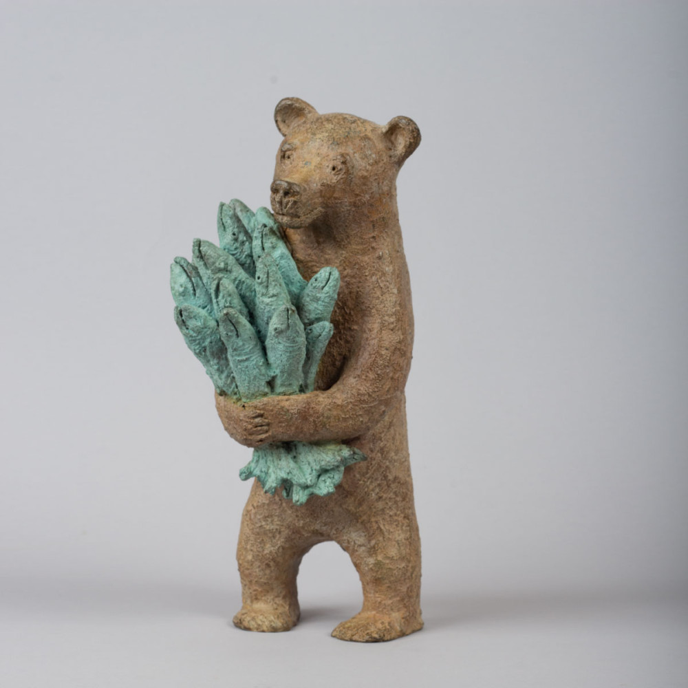 Profil gauche de la sculpture bronze Ours au Bouquet de Poissons, statue animalière de Sophie Verger