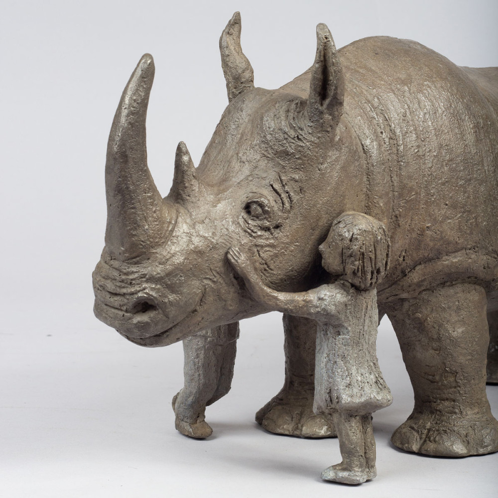 Détail du profil de la tête de la sculpture bronze Un Rhinocéros d'Exception, statue animalière rhino de Sophie Verger