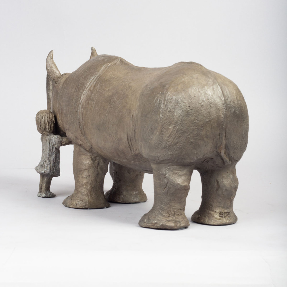 Dos de la Sculpture bronze Un Rhinocéros d'Exception, statue animalière rhino de Sophie Verger