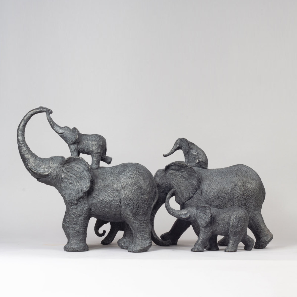 Profil gauche de la sculpture bronze La Grande Famille, statue animalière éléphant de Sophie Verger