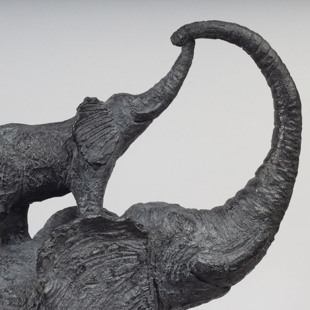 Détail 1 de la sculpture bronze La Grande Famille, statue animalière éléphant de Sophie Verger