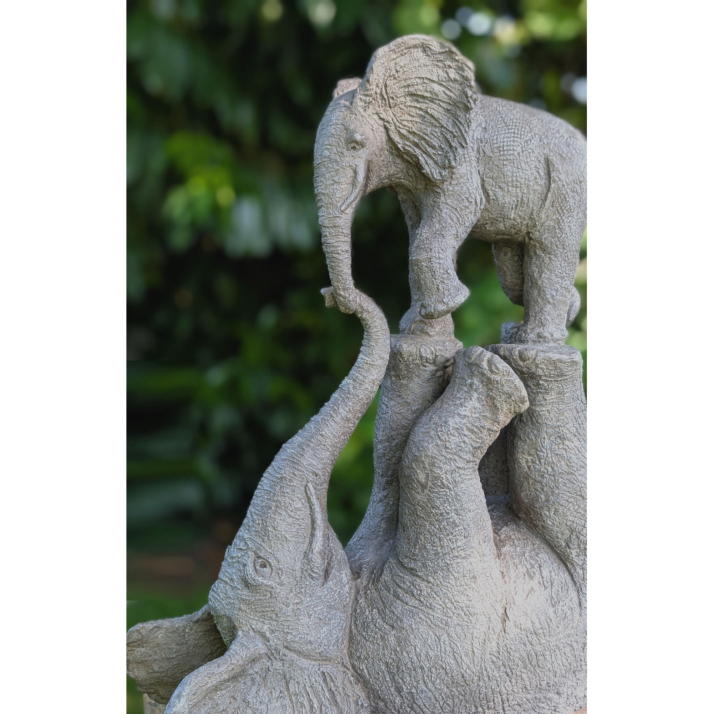 Détail Tendres Jeux , sculpture bronze éléphant de Sophie Verger dans le jardin de l'atelier