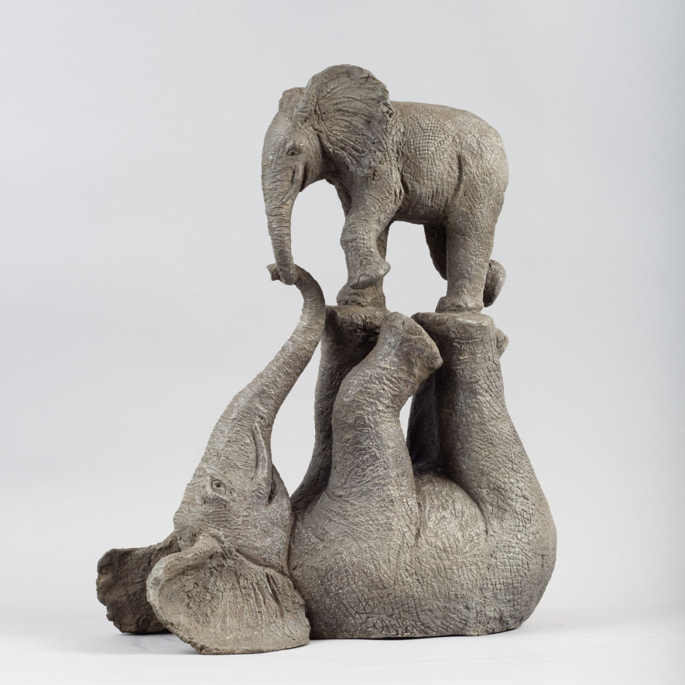 Tendres jeux, sculpture animalière bronze éléphant de Sophie Verger, profil légèrement à gauche