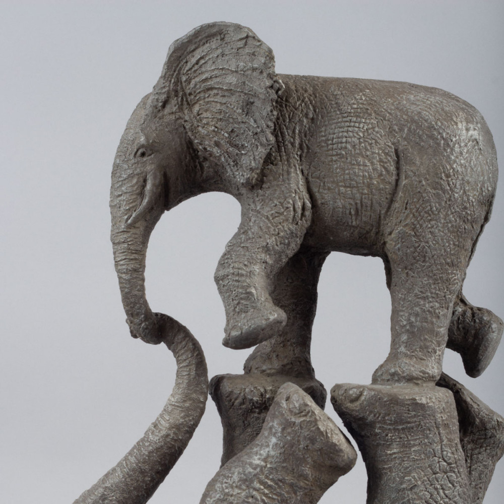 Détail éléphanteau de Tendres jeux, sculpture animalière bronze éléphant de Sophie Verger sculpture