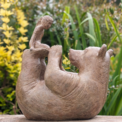 sculpture bronze Gaby et son ours, statue animalière bronze ours et enfant de Sophie Verger