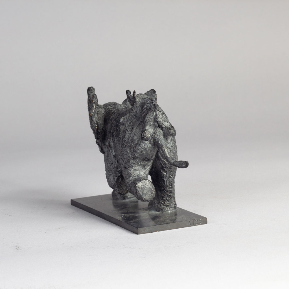 Dos de la Sculpture bronze  Allons y vite, statue animalière éléphant de Sophie Verger