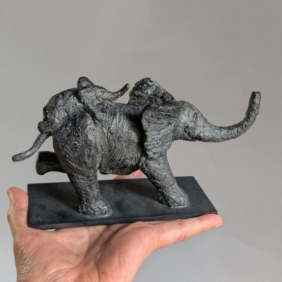 Sculpture bronze Allons-y vite, statue animalière éléphant dans la main de  Sophie Verger