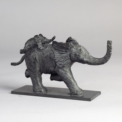 Sculpture bronze Allons-y vite, statue animalière éléphant dans la main de  Sophie Verger 2