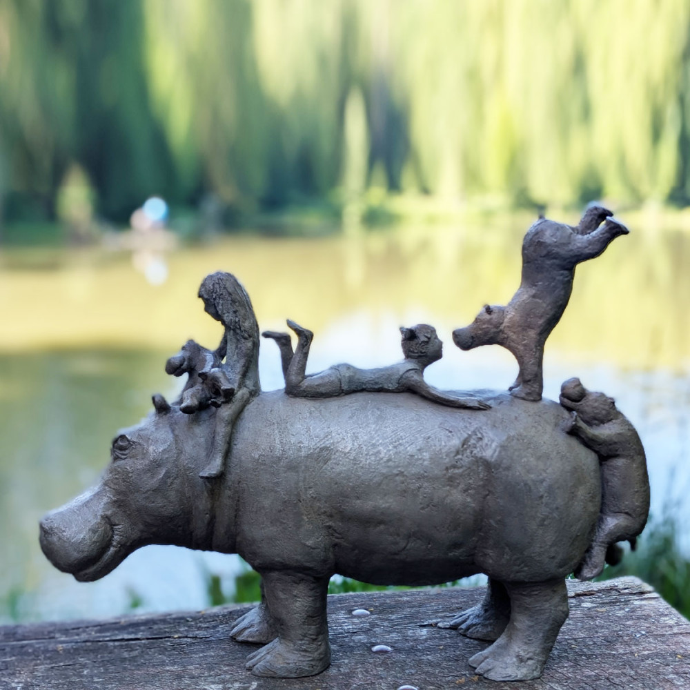 Sculpture bronze Hippopotame LES NURSES, statue animalière hippo de Sophie Verger