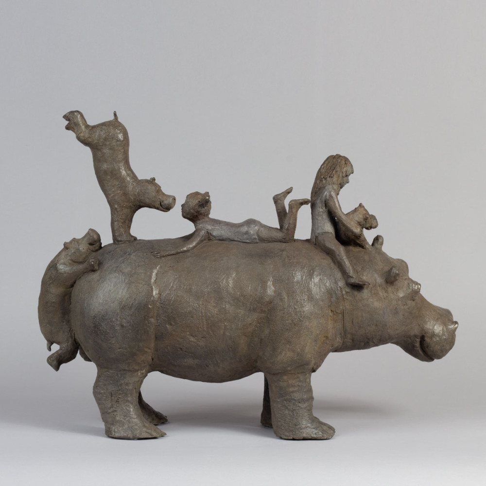 Sculpture bronze hippo et enfants Les nurses, statue animalière bronze Hippopotame et enfant de Sophie profil latéral droit