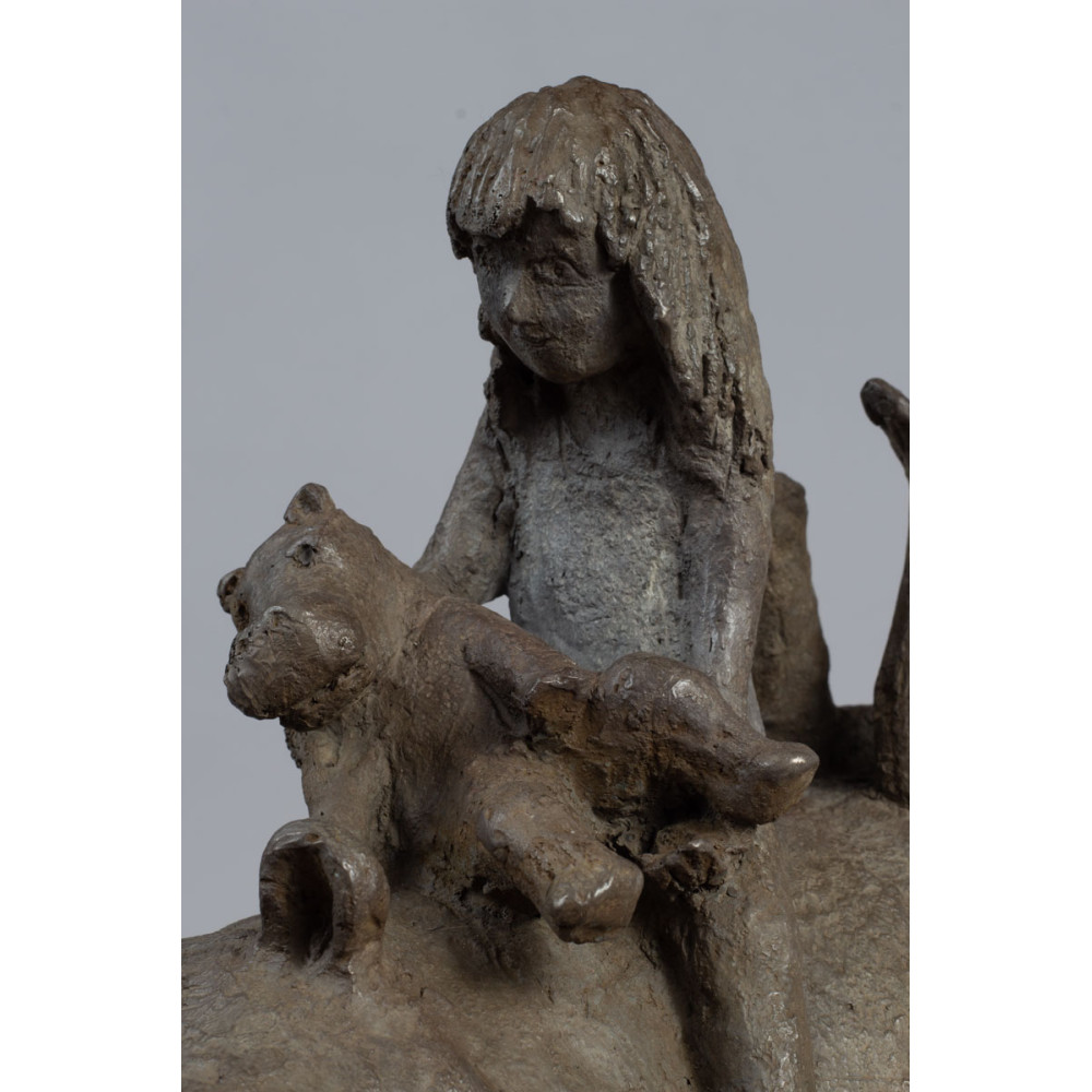 Détail petite fille de la Sculpture bronze hippo Les nurses, statue animalière bronze Hippopotame et enfant de Sophie