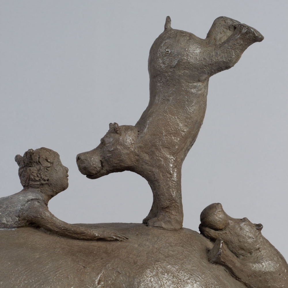 Détail garçon de la Sculpture bronze hippo Les nurses, statue animalière bronze Hippopotame et enfant de Sophie