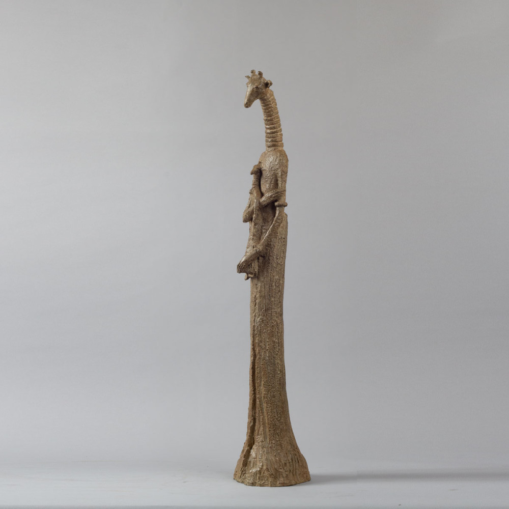 Profil latéral gauche de Sculpture bronze La Girafe et sa poupée, statue animalière girafe de Sophie Verger