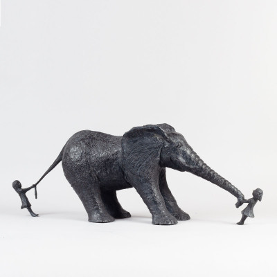 Sculpture bronze ÉLÉPHANT ET DEUX FILLES, statue animalière éléphant de Sophie Verger