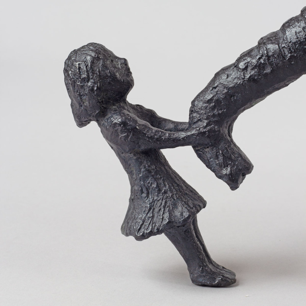 Détail enfant 1 (petite fille) de la Sculpture bronze ÉLÉPHANT ET DEUX FILLES, statue animalière éléphant de Sophie Verger