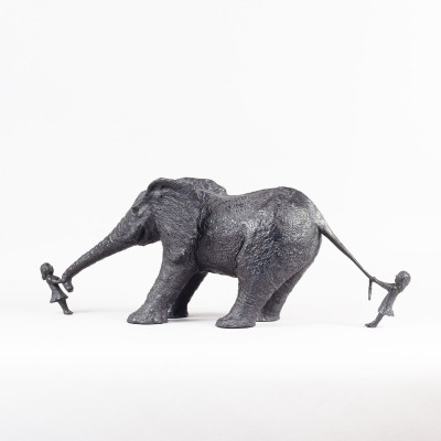 Sculpture bronze ÉLÉPHANT ET DEUX FILLES, statue animalière éléphant de Sophie Verger 2