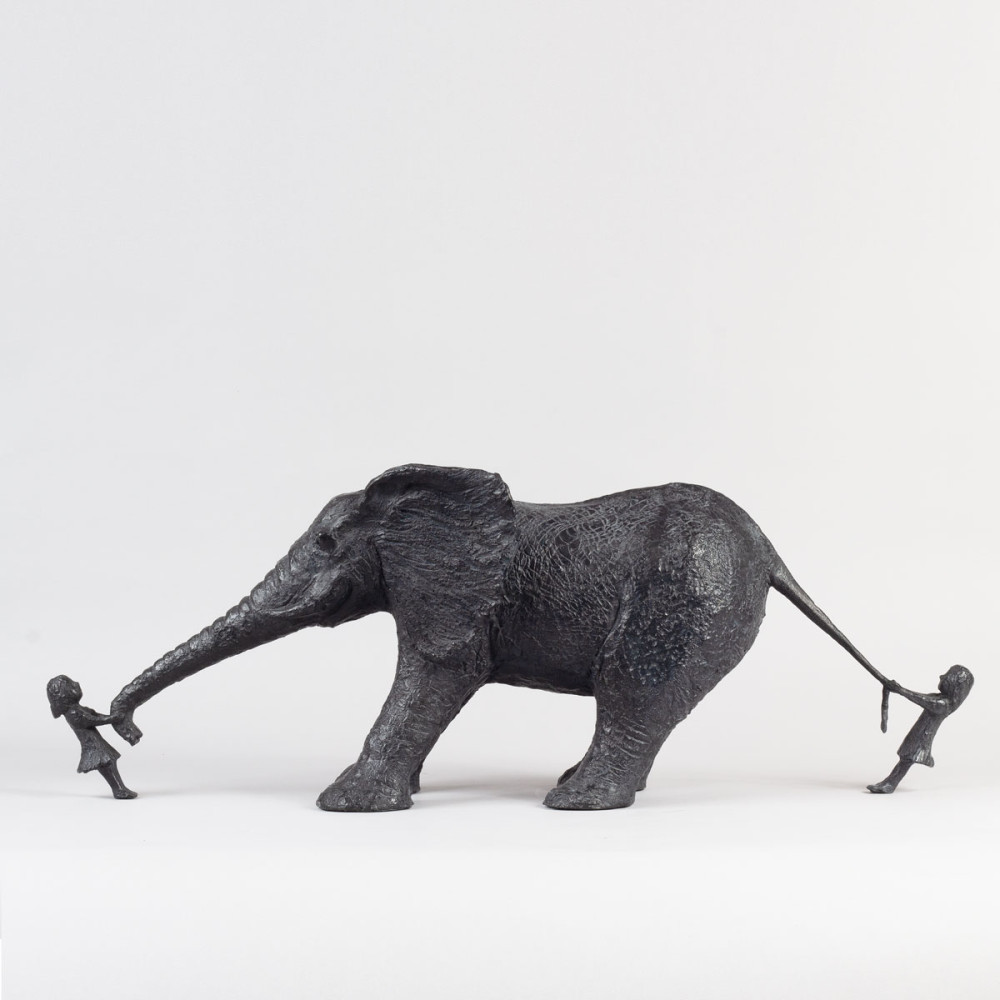Profil haut de la Sculpture bronze ÉLÉPHANT ET DEUX FILLES, statue animalière éléphant de Sophie Verger