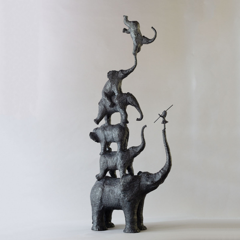 Profil légèrement à gauche de la Sculpture bronze six éléphants et une fille, statue animalière éléphant et fille de Sophie Ve