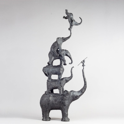 Sculpture bronze six éléphants et une fille, statue animalière éléphant et fille de Sophie Verger