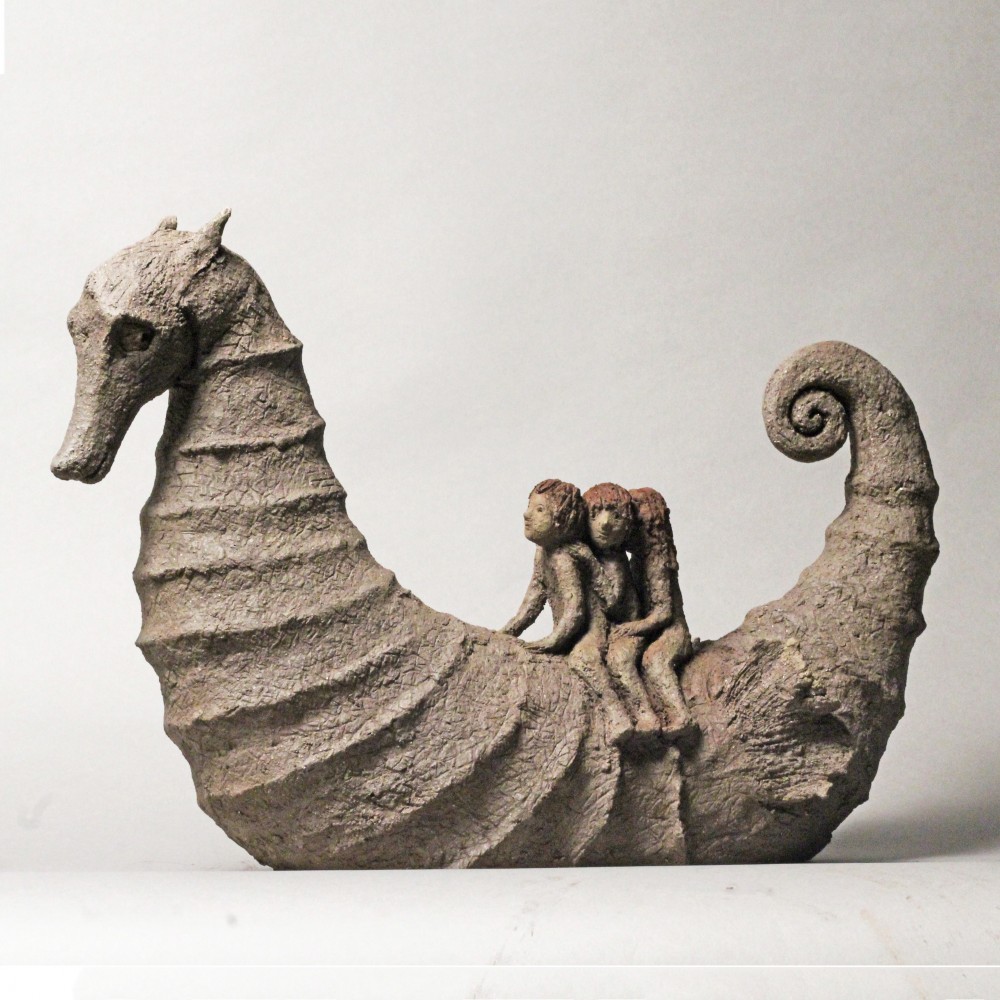 En hippocampe, sculpture animalière terre hippocampe et enfants de Sophie Verger
