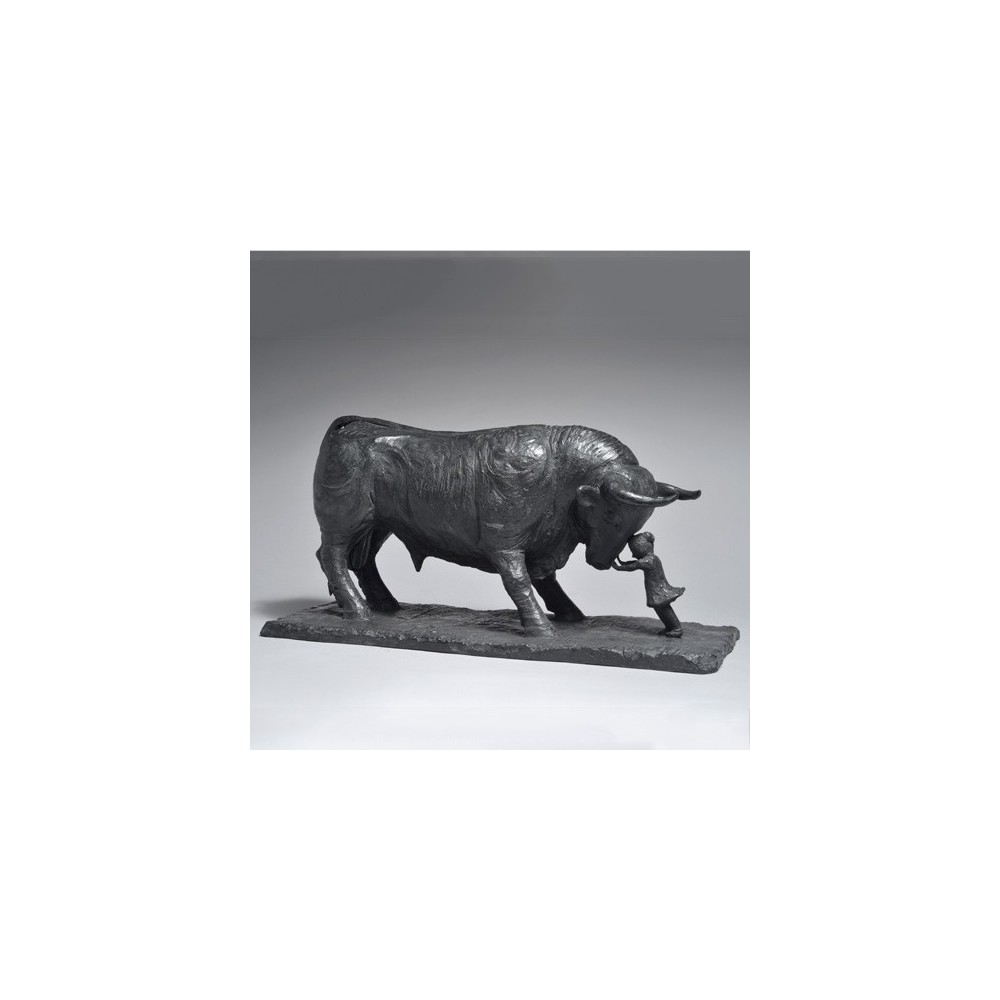 Grand taureau et petite fille, sculpture animalière bronze taureau de Sophie Verger