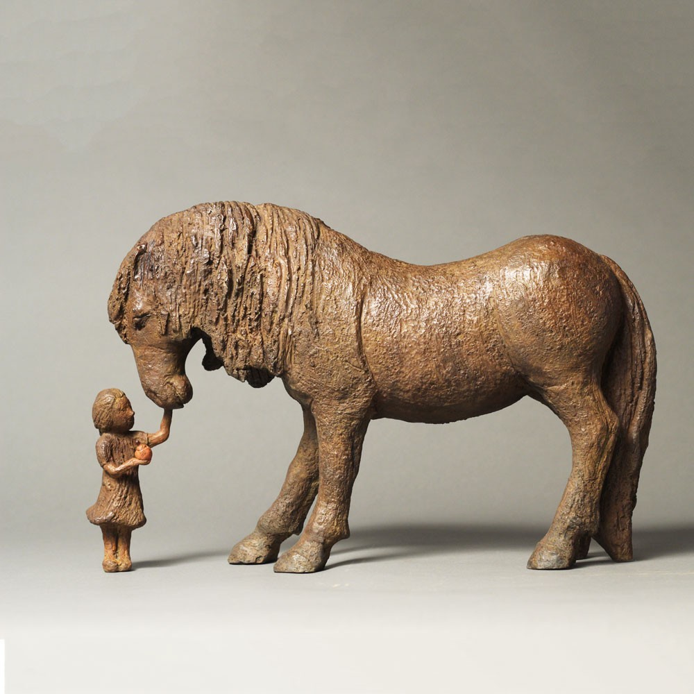 Sculpture bronze Cheval à la pomme, statue animalière bronze lion et enfant de Sophie Verger