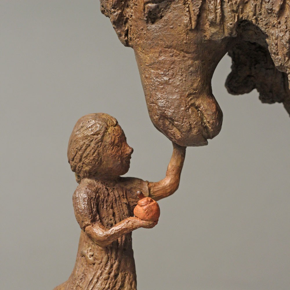 Détail Sculpture bronze Cheval à la pomme, statue animalière bronze lion et enfant de Sophie Verger