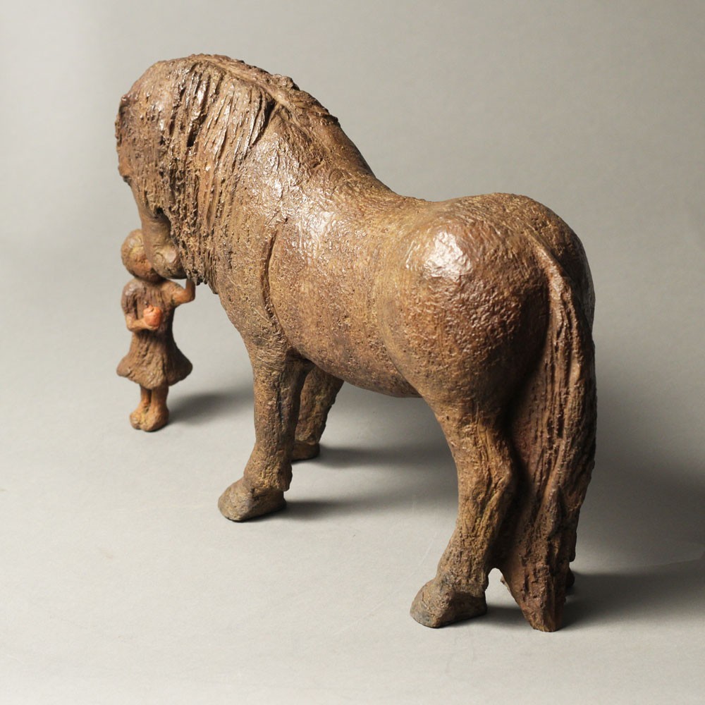 Profil gauche de la Sculpture bronze Cheval à la pomme, statue animalière bronze lion et enfant de Sophie Verger