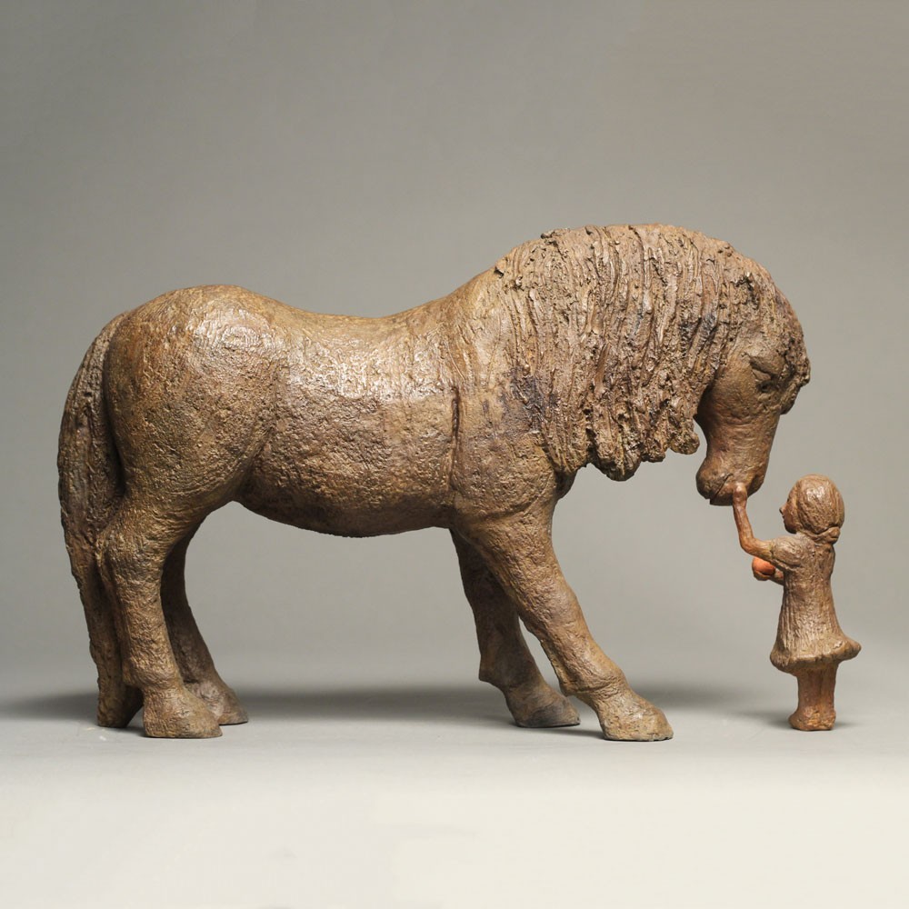 Profil droit de la Sculpture bronze Cheval à la pomme, statue animalière bronze lion et enfant de Sophie Verger