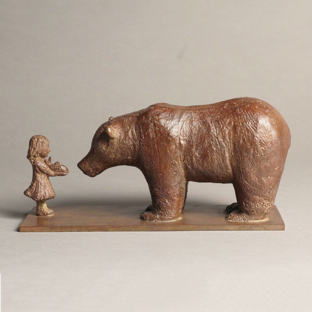 Offrande version 2, sculpture animalière bronze ours et enfants  de Sophie