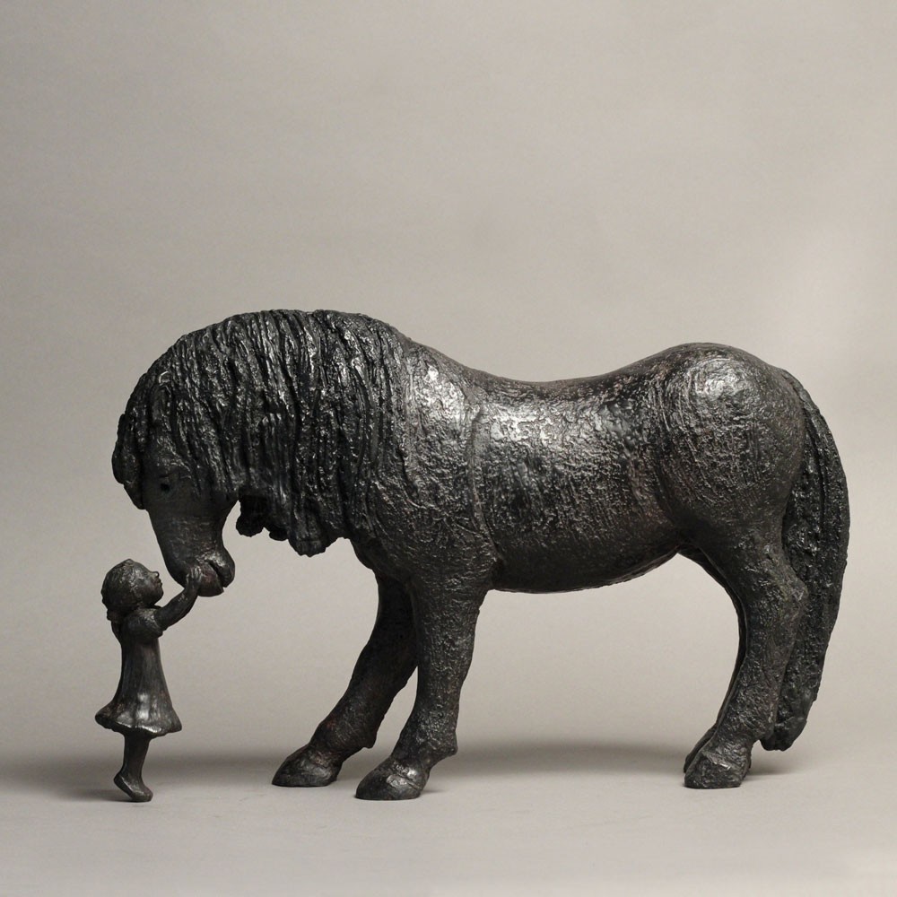 Mon merens préféré, sculpture animalière bronze cheval et enfants de Sophie Verger