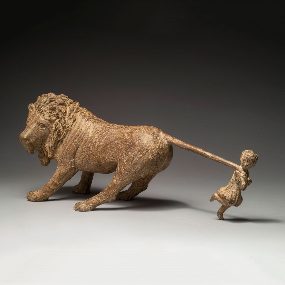Sculpture bronze Jeanne et le lion, statue animalière lion et enfant de Sophie Verger