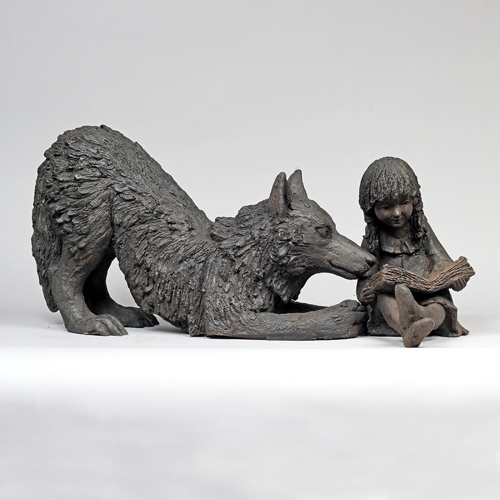 L'école du loup, sculpture animalière terre loup et enfants de Sophie Verger