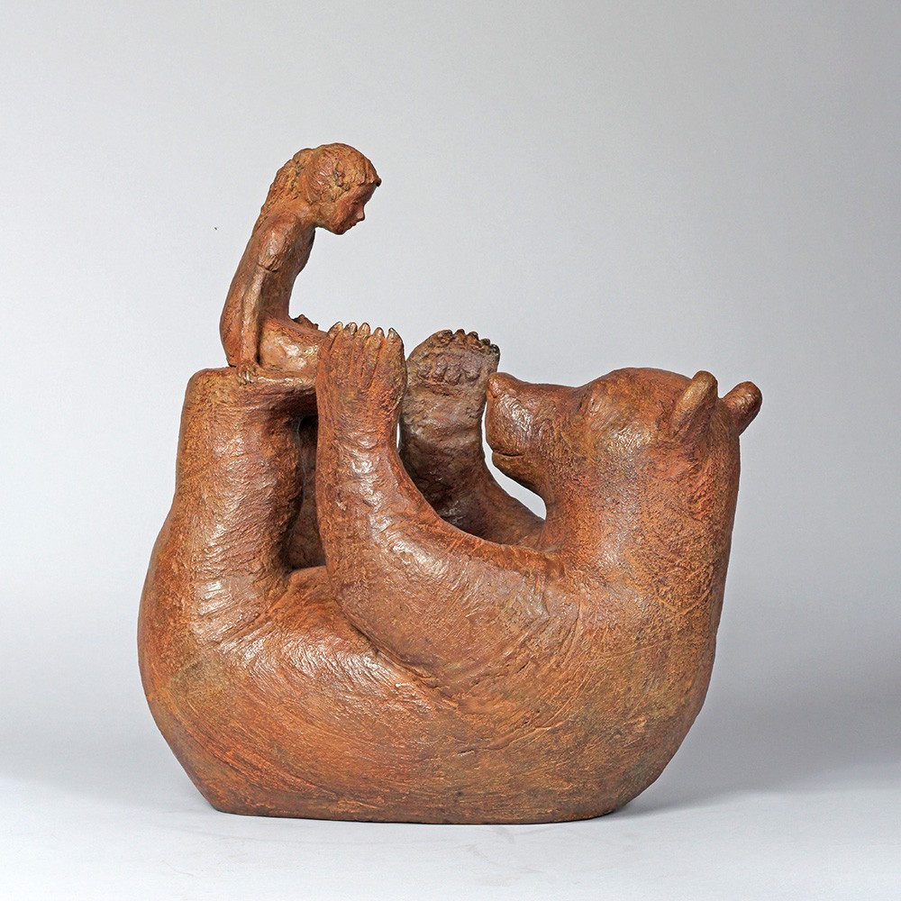 Gaby et son ours, sculpture animalière bronze ours et enfants de Sophie Verger