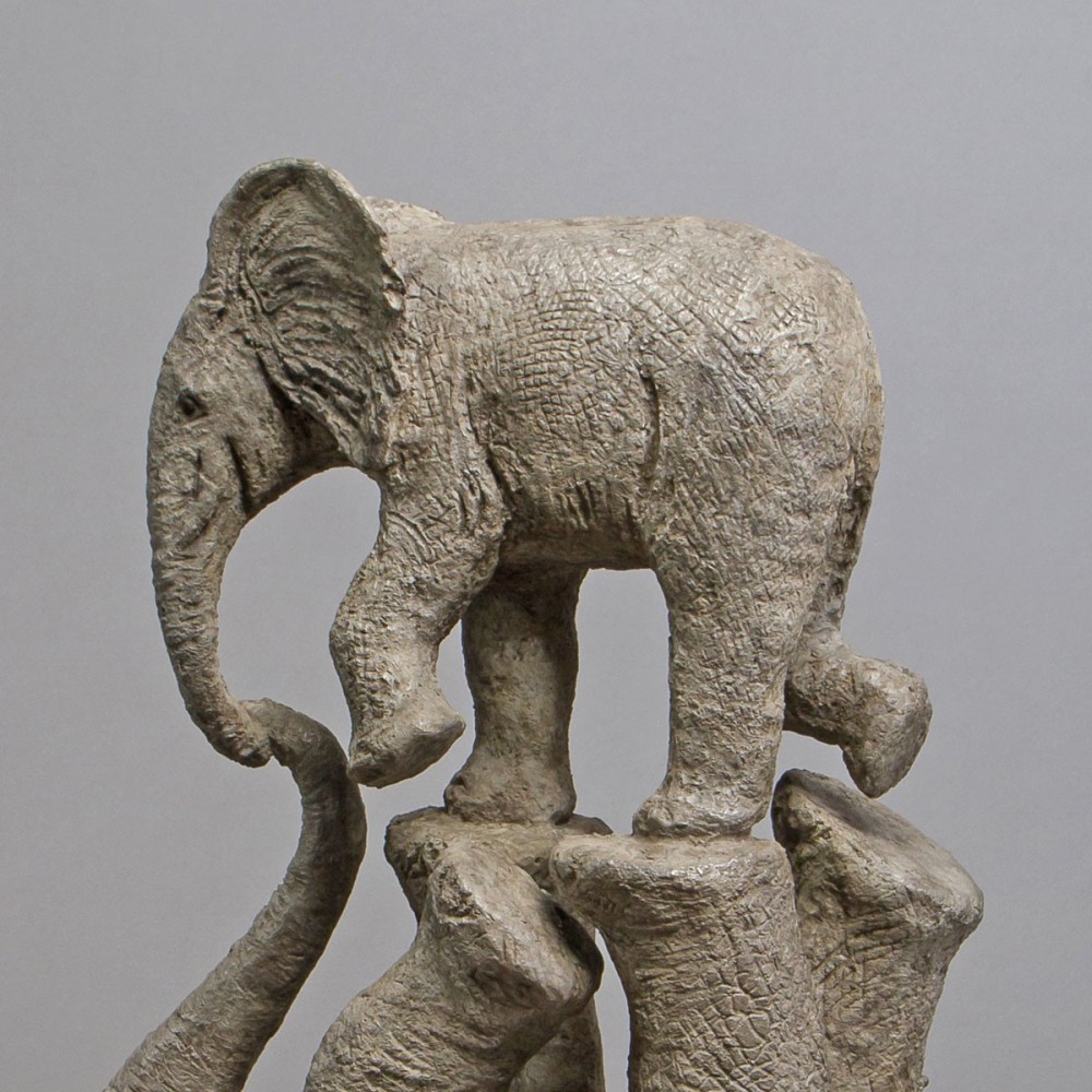 Tendres jeux, sculpture animalière bronze éléphant de Sophie Verger détail 4