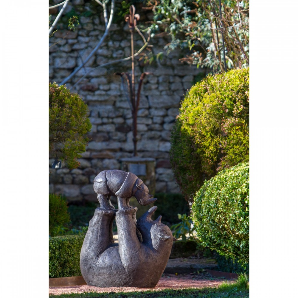 sculpture terre Grand corne à corne, statue animalière terre Rhinocéros de Sophie Verger dans un jardin
