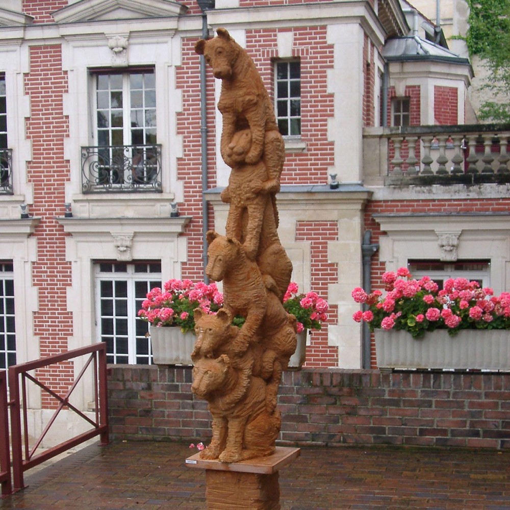 Colonne de lionceaux, sculpture animalière terre lion de Sophie Verger en extérieur