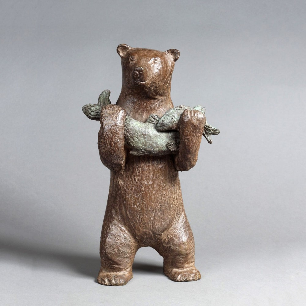 Retour de Pêche, sculpture animalière bronze ours et poisson de Sophie Verger