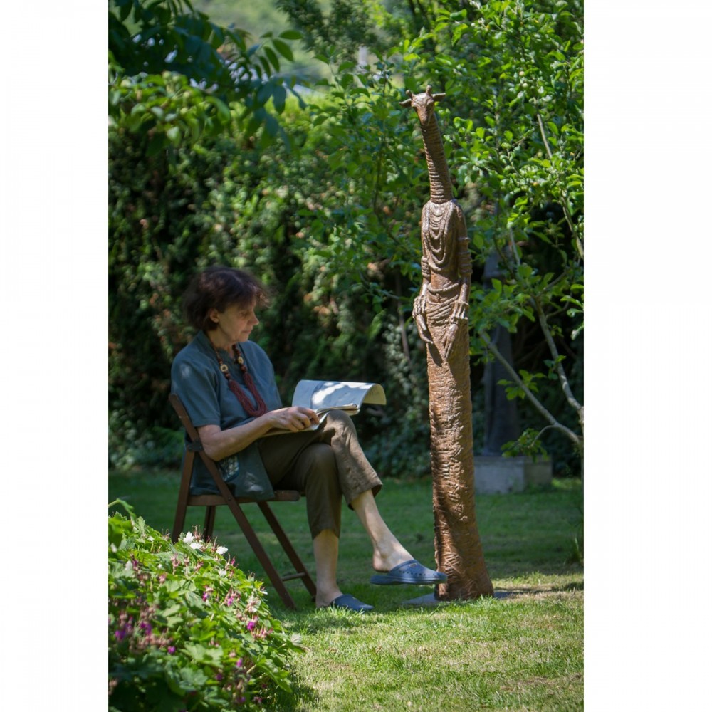 Girafe aux bijoux, sculpture animalière bronze girafe de Sophie Verger dans le jardin de l'atelier à coté de Sophie